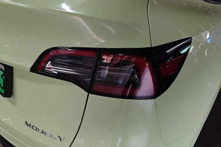 特斯拉 Model Y 2024款 后轮驱动版车身外观9