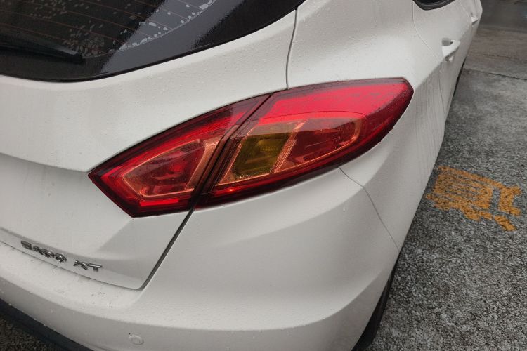 长安 逸动 2016款 XT 1.6L 手动俊酷型车身外观9