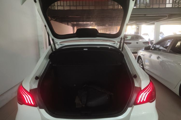 名爵 MG6 2020款 1.5T 自动领潮风尚版机舱底盘23