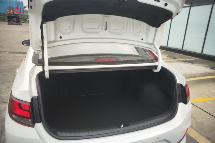 现代 悦动 2018款 1.6L 自动悦目版GL 国VI机舱底盘23