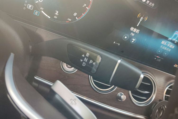 奔驰E级 2023款 改款 E 300 L 时尚型中控内饰18