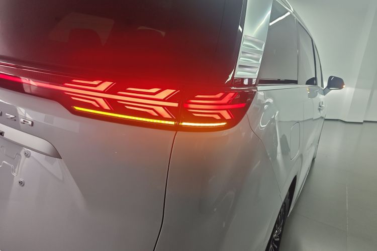 腾势D9 2024款 DM-i 980 四驱尊贵型车身外观9