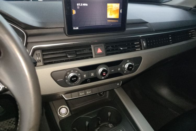 奥迪A4L 2018款 30周年年型 30 TFSI 进取型中控内饰16