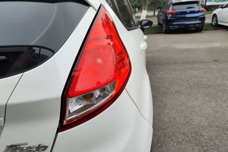 福特 嘉年华 2013款 两厢 1.5L 自动时尚型车身外观9