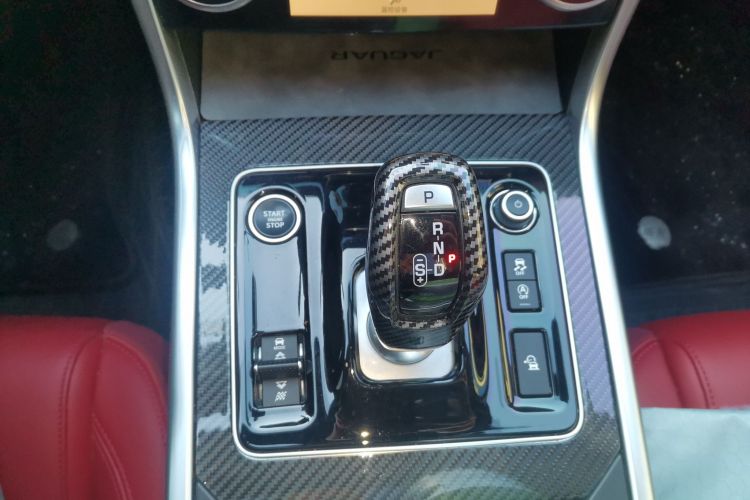 捷豹XEL 2024款 2.0T 250PS R-DYNAMIC S耀黑运动版中控内饰18