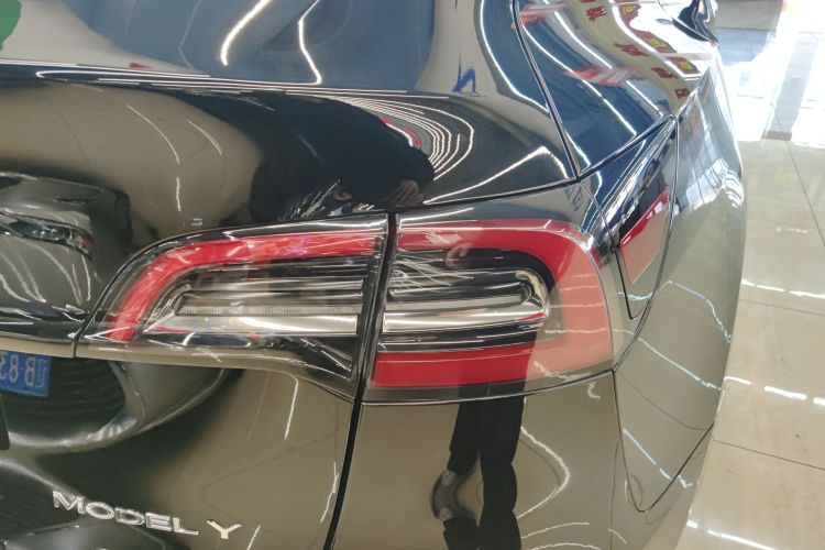 特斯拉 Model Y 2022款 改款 后轮驱动版车身外观9