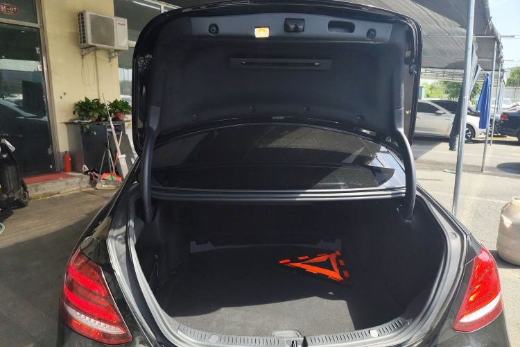 奔驰E级 2019款 E 200 L 运动型局部细节23