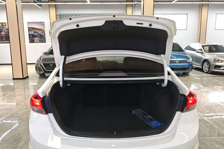 现代 领动 2020款 1.5L CVT智炫·精英型机舱底盘23