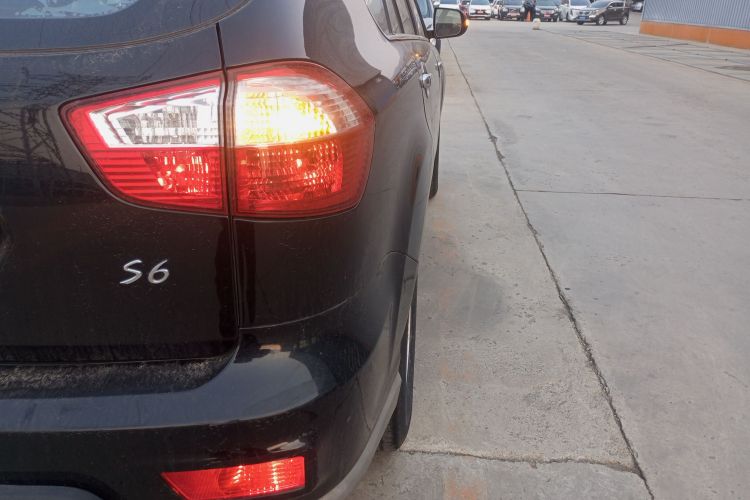 比亚迪S6 2014款 2.0L 手动豪华型 5座车身外观6006