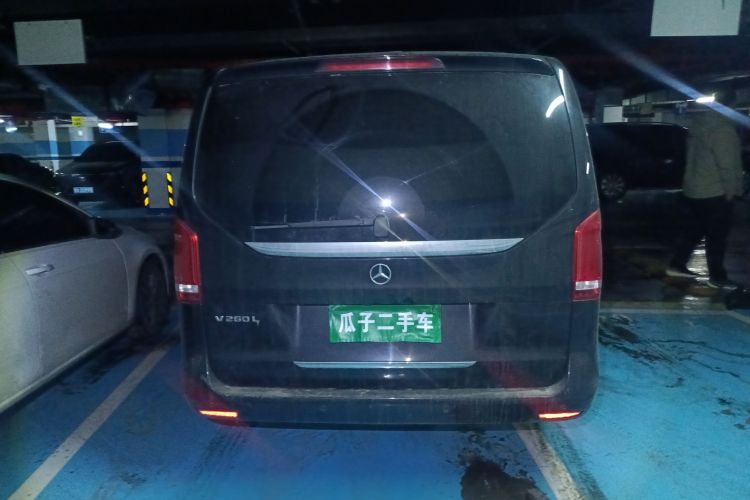 奔驰V级 2018款 V 260 L 尊贵加长版 国VI车身外观6