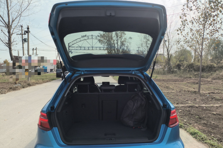 奥迪A3 2018款 30周年年型 Sportback 35 TFSI 时尚型机舱底盘23