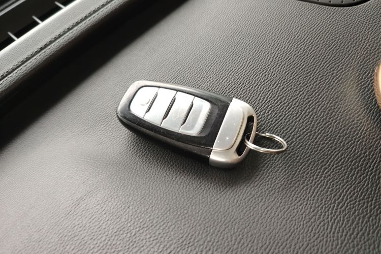 红旗H5 2020款 1.8T 自动智联旗韵版中控内饰7001