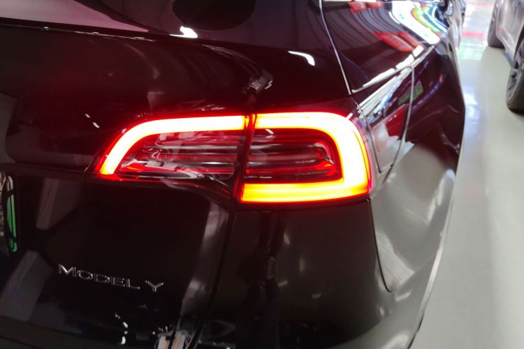 特斯拉 Model Y 2021款 标准续航后驱版车身外观9