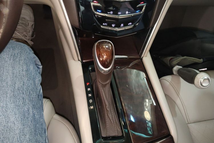 凯迪拉克XTS 2016款 28T 精英型中控内饰18