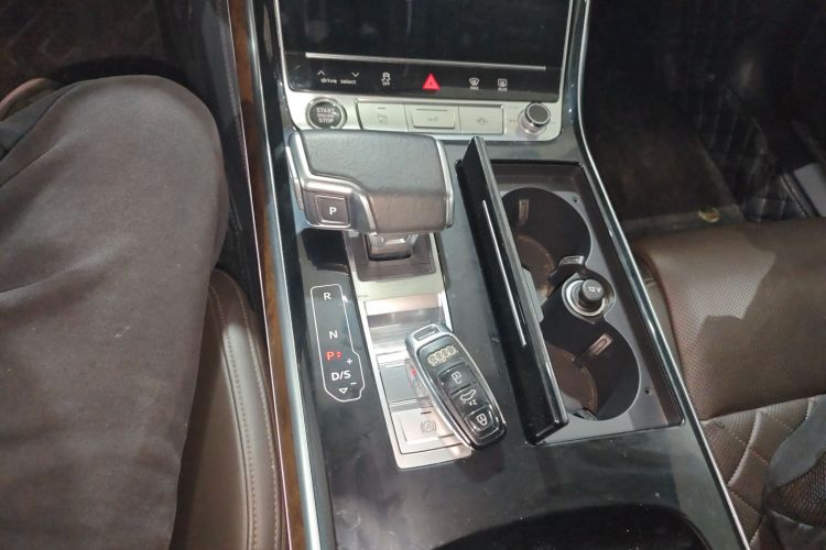 奥迪A8 2021款 A8L 55 TFSI quattro 豪华型中控内饰18