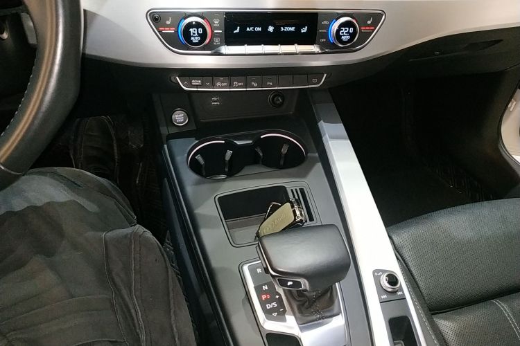 奥迪A4L 2022款 40 TFSI 豪华动感型中控内饰18