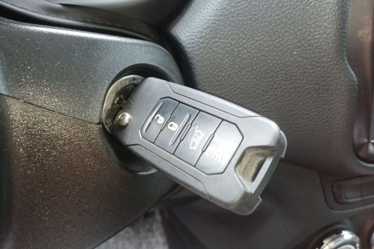 Jeep 自由侠 2017款 180T 自动动能版+中控内饰7001