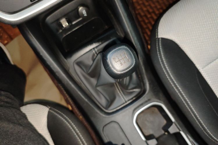 五菱汽车 五菱宏光S3 2019款 1.5L 手动标准型 国VI中控内饰18