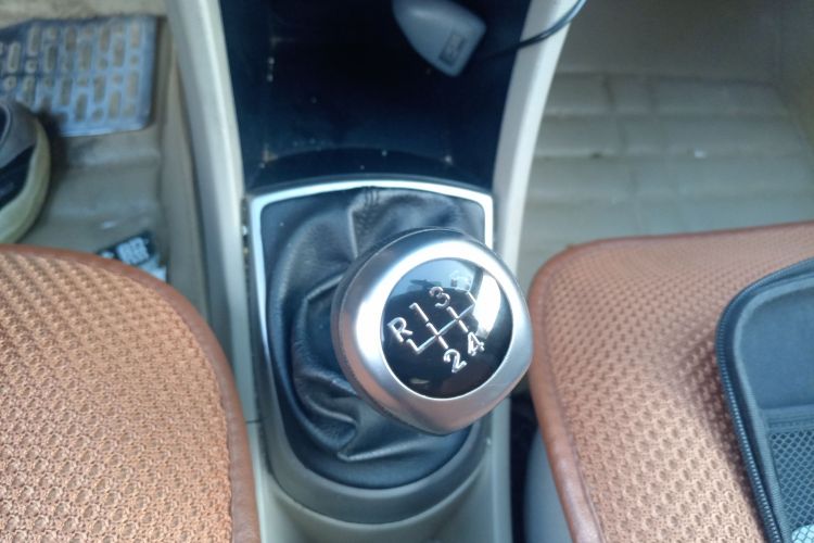 现代 瑞纳 2014款 1.4L 手动智能型GLS中控内饰18