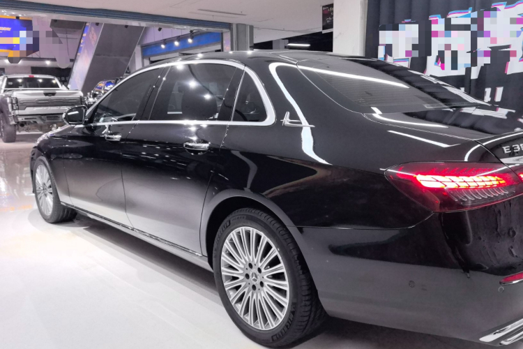 奔驰E级 2023款 改款 E 300 L 时尚型车身外观4