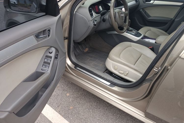 奥迪A4L 2011款 2.0 TFSI 标准型中控内饰7003