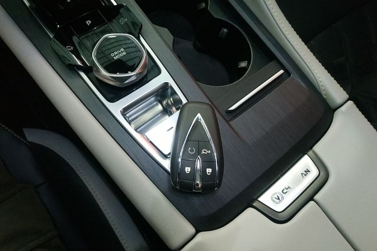 长安CS75 PLUS 2023款 第三代 1.5T 自动尊贵型中控内饰7001