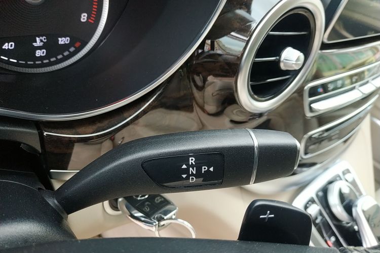 奔驰V级 2016款 V 260 L 尊贵加长版中控内饰18