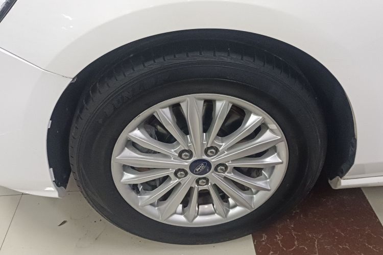 福特 福克斯 2020款 三厢 EcoBoost 180 自动锋潮型车身外观6003