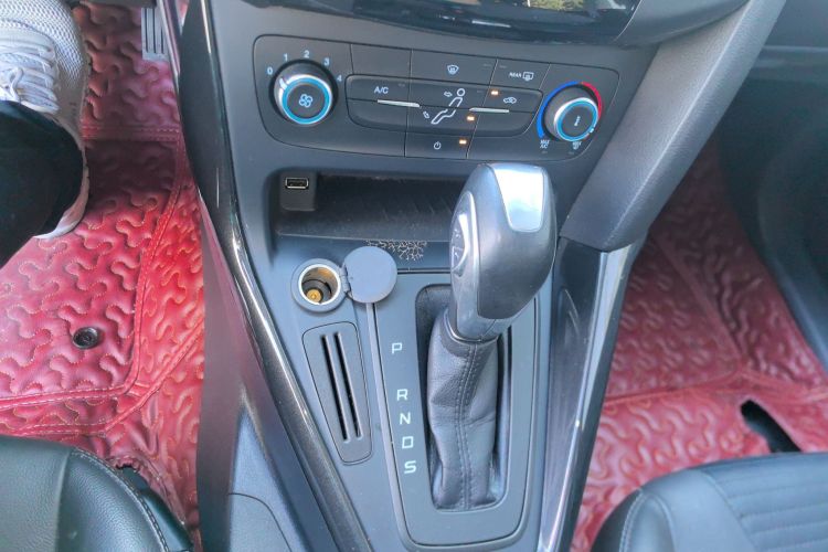 福特 福克斯 2018款 两厢经典 1.6L 自动风尚型智行版中控内饰18