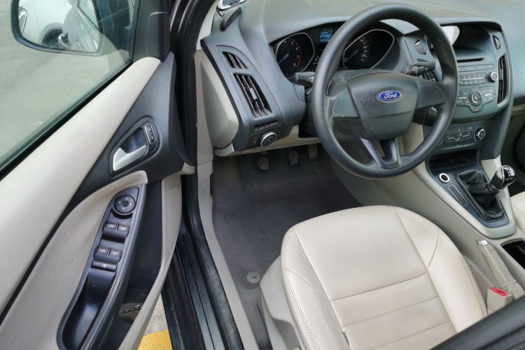 福特 福克斯 2015款 三厢 1.6L 手动舒适型中控内饰20