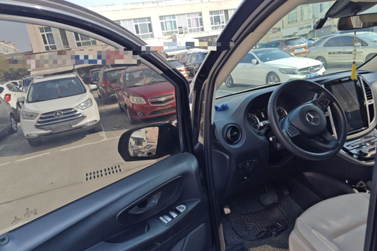 奔驰 威霆 2018款 2.0T 精英版 7座 国V中控内饰7003