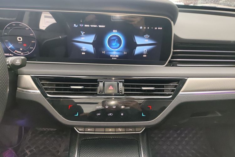 红旗HS5 2022款 2.0T 智联旗享四驱版中控内饰16