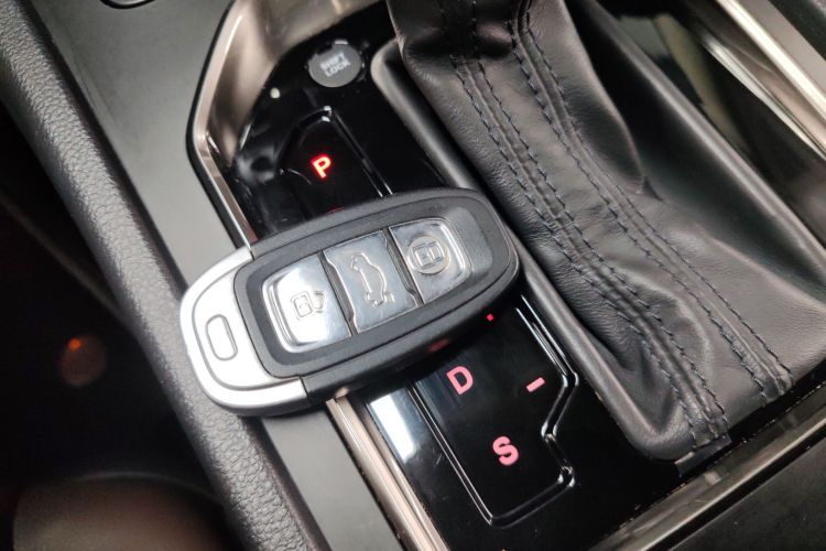 红旗H7 2017款 1.8T 豪华型中控内饰11