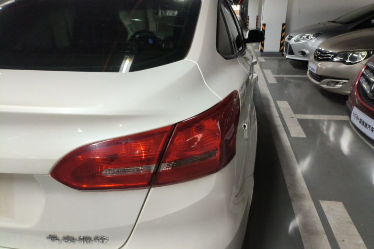 福特 福克斯 2015款 三厢 1.6L 自动风尚型车身外观9