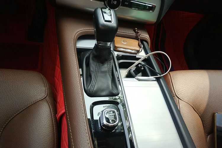 沃尔沃XC90 2019款 T5 智逸版 7座 国VI中控内饰18