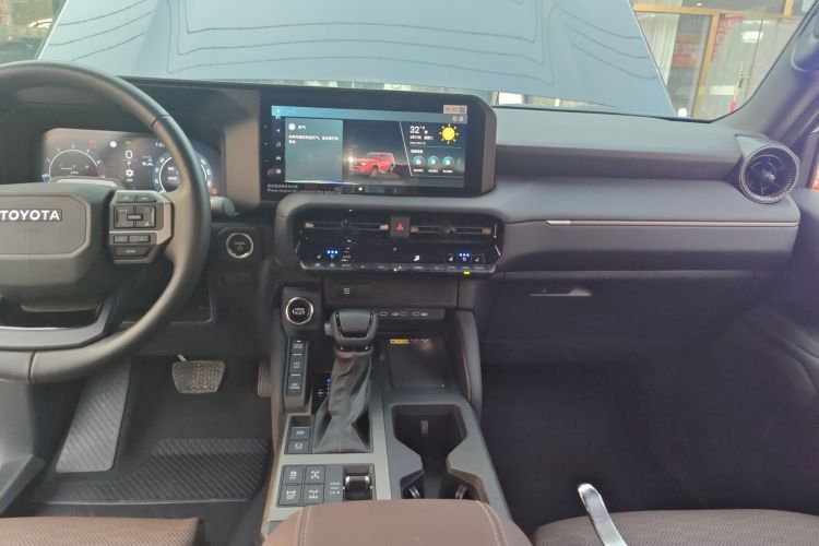 丰田 普拉多 2024款 2.4T 悍野WX版 6座中控内饰16