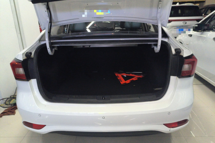 荣威i5 2019款 1.5L 手动4G互联领豪版机舱底盘23