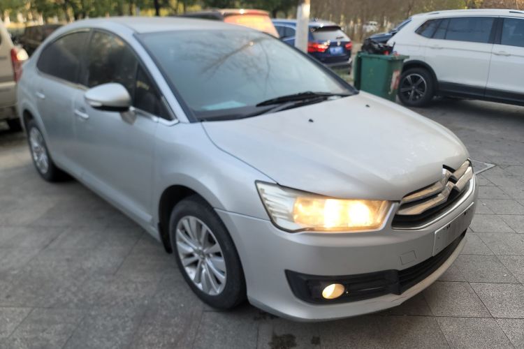 雪铁龙 世嘉 2013款 三厢 1.6L 手动品尚型车身外观3