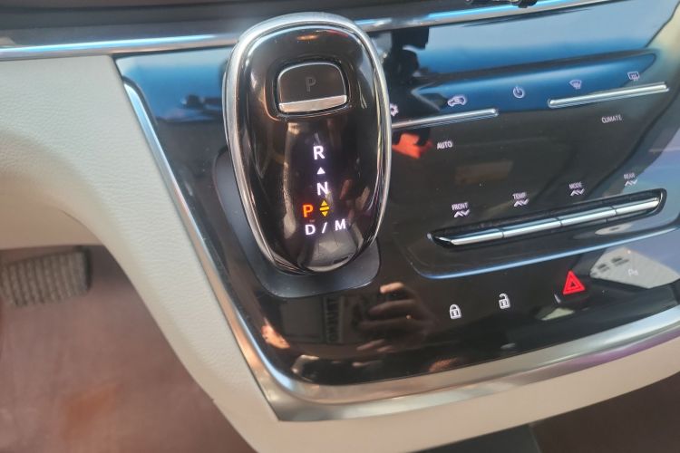 别克GL8 2020款 陆上公务舱 652T 豪华型中控内饰18