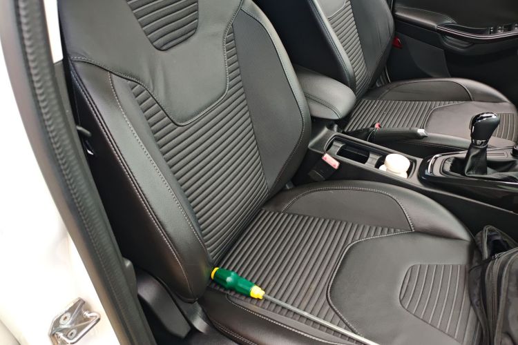 福特 福克斯 2015款 三厢 1.6L 手动风尚型局部细节41