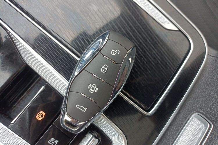 红旗HS5 2023款 2.0T 四驱旗享Pro版中控内饰7001