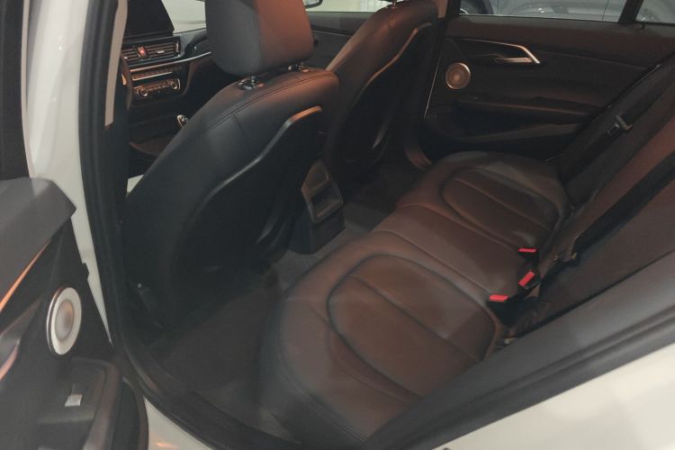 宝马1系 2023款 120i M运动版中控内饰21