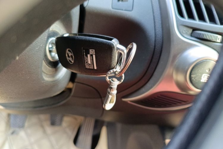 北京现代ix35 2013款 2.0L 手动两驱舒适型GL 国IV中控内饰11