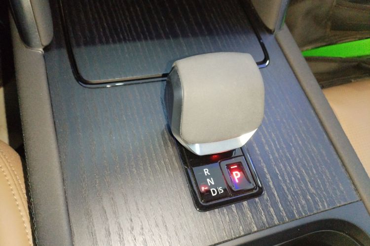 路虎 发现运动版 2024款 豪华定制版中控内饰18