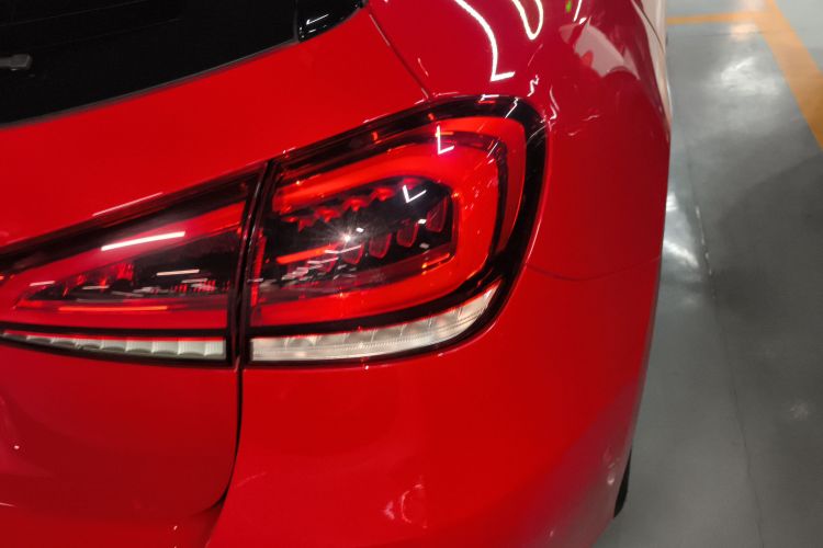 奔驰A级(进口) 2019款 A 200 动感型车身外观9