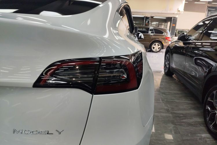 特斯拉 Model Y 2021款 长续航全轮驱动版 3D7车身外观9