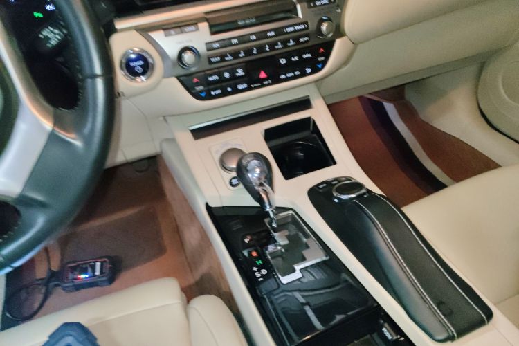 雷克萨斯ES 2013款 300h 精英版局部细节18