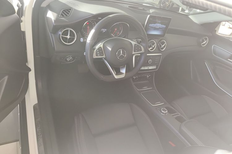 奔驰GLA 2019款 GLA 200 动感型中控内饰12