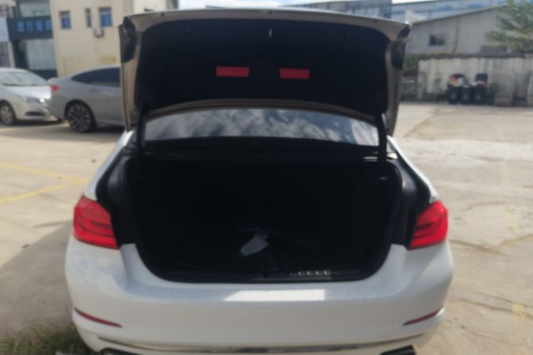 宝马5系 2018款 改款 530Li 领先型 豪华套装机舱底盘23