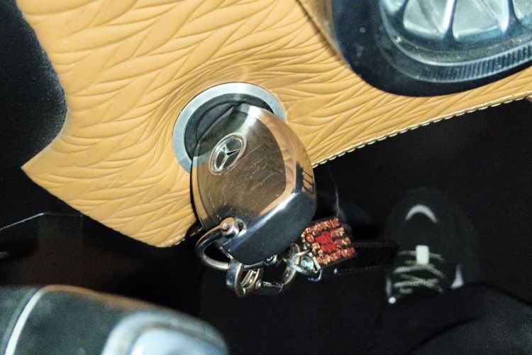 奔驰 威霆 2023款 2.0T 商务版 7座中控内饰11